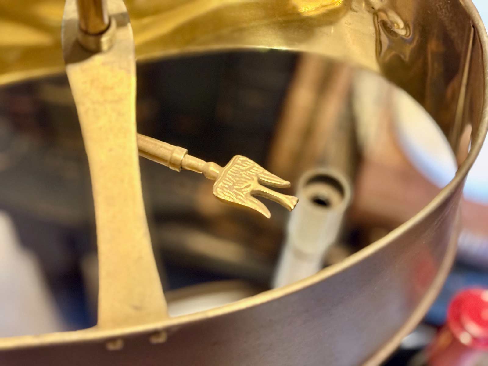 The clamp for adjusting the height of a metal bouillotte lamp shade